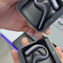 Переводит 93 языка, в Москве