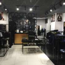 Магазин мужской одежды на первом этаже торгово-развлекательного комплекса, в Санкт-Петербурге