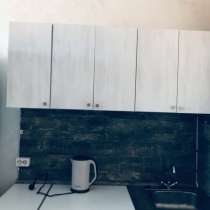Продам кухонный гарнитур 150 сантиметров 3 навесных шкафов2, в Красноярске