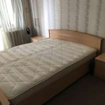 Продам спальный гарнитур - кровать и 2 тумбочки, в Волгограде