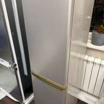Продам холодильник б/у брали на время ремонта. Работает все, в Москве