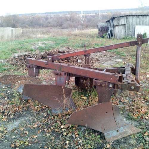 Плуги мтз бу. Плуг для трактора МТЗ 80 трехкорпусный. Плуг для трактора МТЗ-82 трехкорпусный. Трактор МТЗ 80 С плугом. МТЗ 82.1 С плугом.
