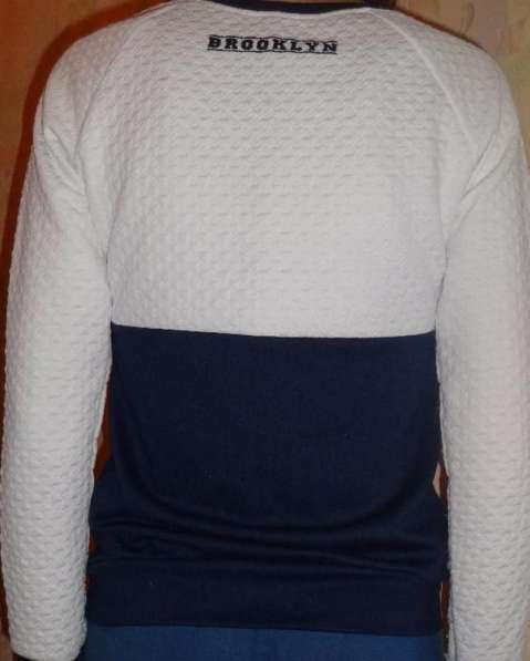 Новый свитер кофта свитшот 42 размер в фото 4