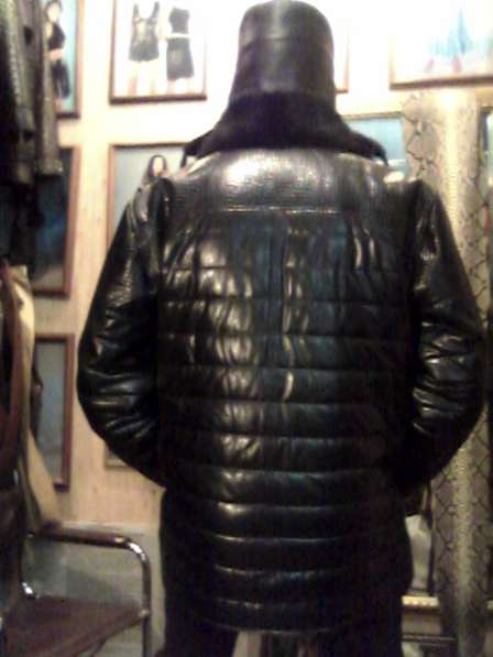 Продаю кожаный пуховик мужской,эксклюзивная дизайнерская вещ в Барнауле