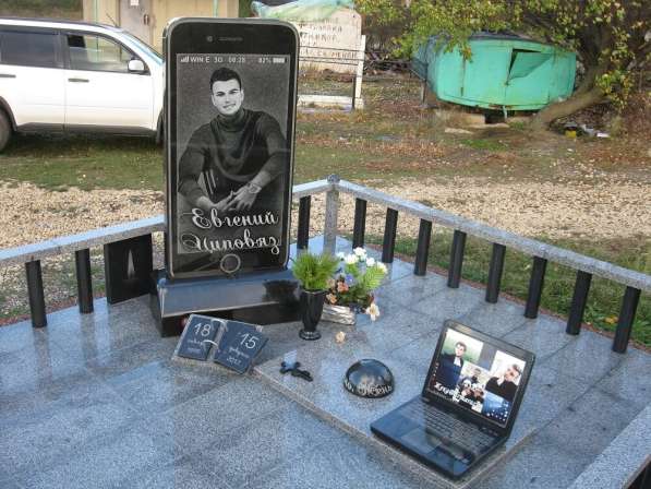 Красивый памятник мужчине в Симферополе фото 4