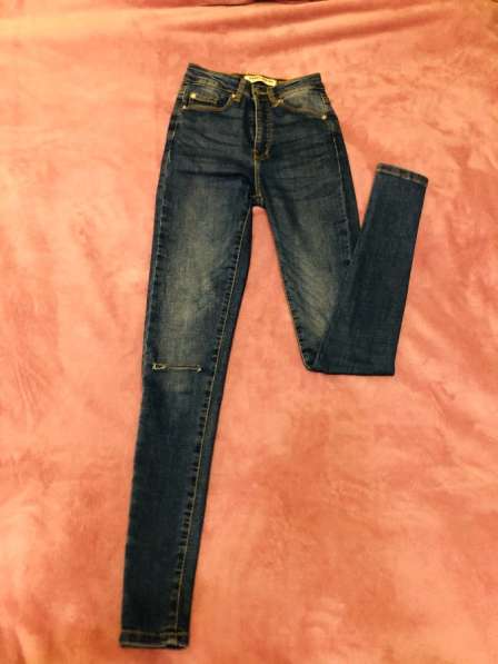 Стильные джинсы в фото 7