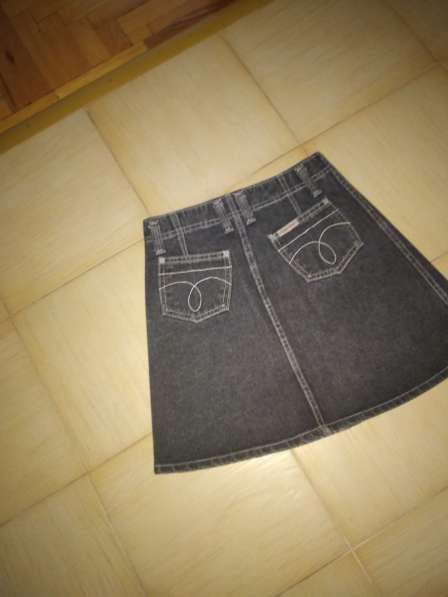 Новая джинсовая юбка-трапеция на пуговицах 30размера в Пятигорске