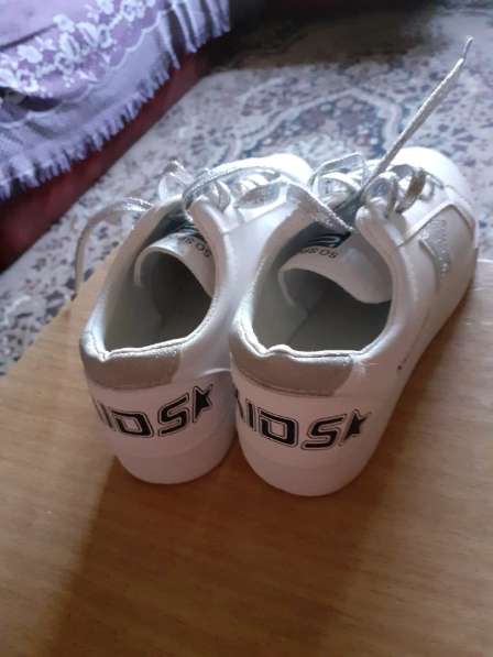 Новые белые кроссовки в фото 3