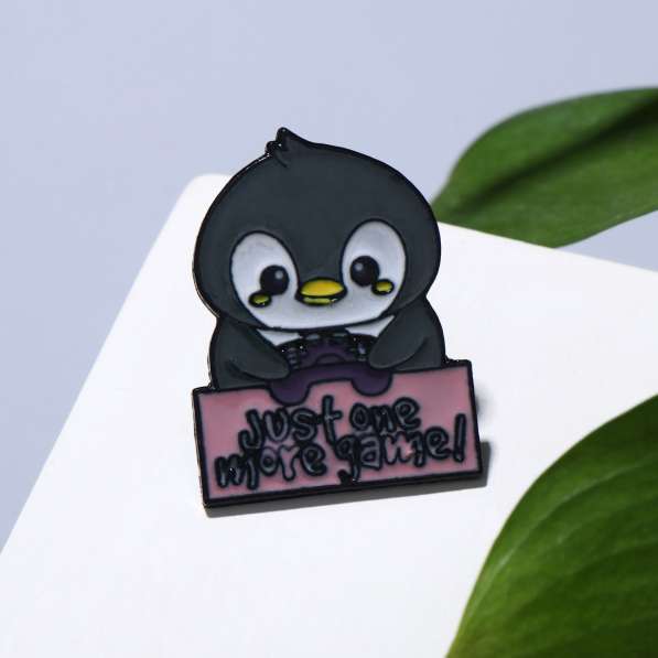 Значок "Пингвинчик" с джойстиком, цвет серый в чёрном металл