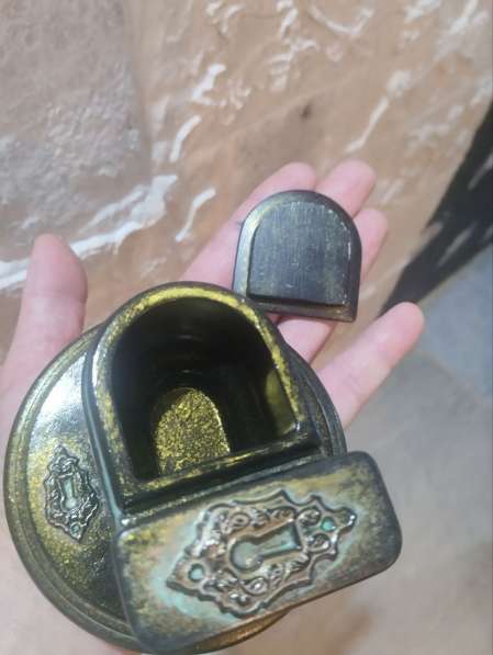 Миниатюрная инсталляция«Унитаз» в Москве фото 4