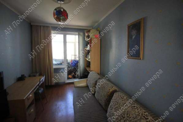Продам трехкомнатную квартиру в Москва.Жилая площадь 63 кв.м.Дом панельный.Есть Балкон.
