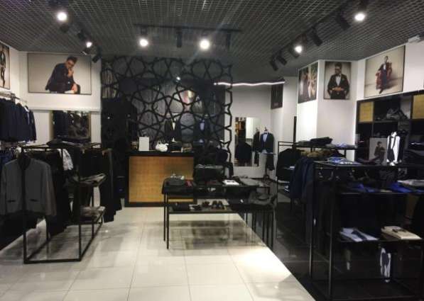 Магазин мужской одежды на первом этаже торгово-развлекательного комплекса