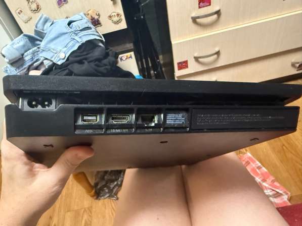 Сони плейстейшен 4 про и 4 джойстика, игры закачены