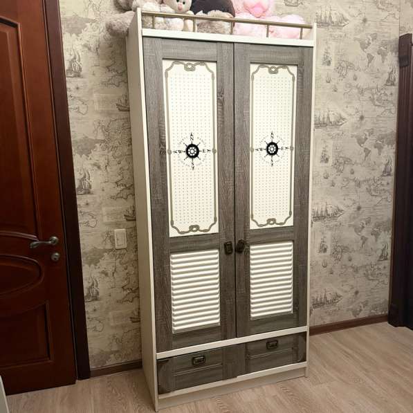 Продается детская двухъярусная кровать и шкаф в Каспийске