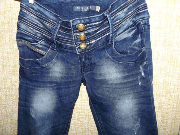 Стильные потертые синие джинсы скины 25 размер в фото 5