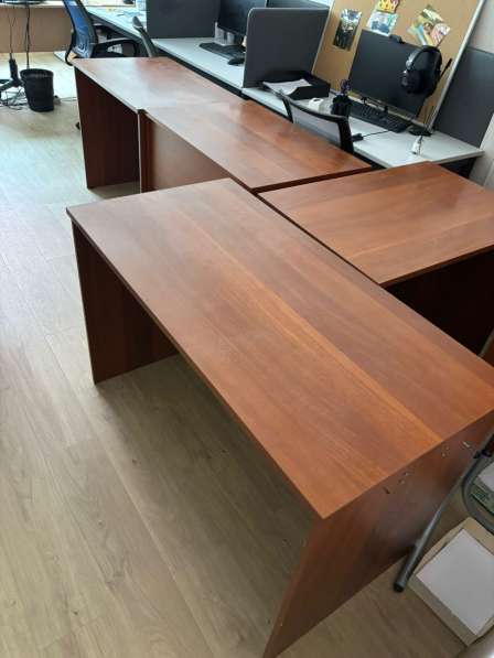 Офисная мебель бу (столы, тумбы, шкаф) в Москве фото 5