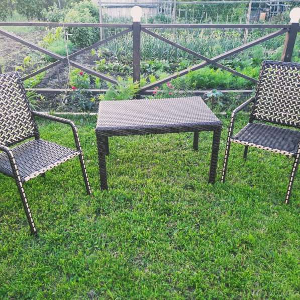 Продам садовую мебель комплект стол и два кресла