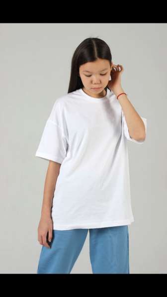 Белая футболка Oversize в фото 3