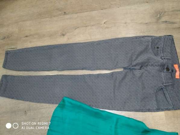 Стильные джинсы плюс шелковая маечка в фото 3