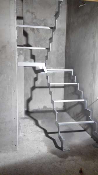 Лестницы на металлокаркасе под заказ в фото 9