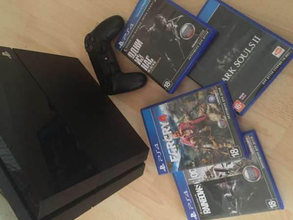 PlayStation 4 (500 GB) + 4 игры