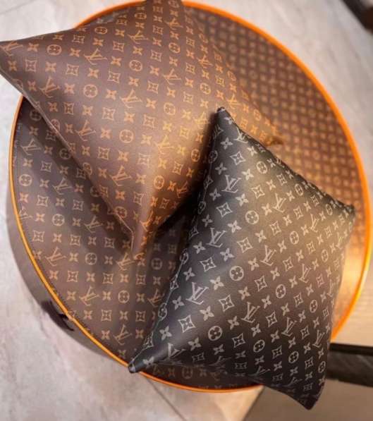 Подушка Luis Vuitton