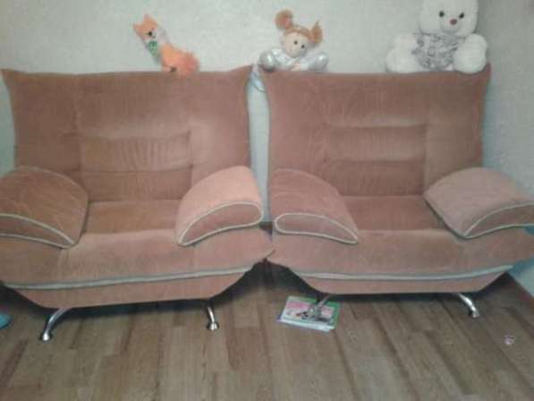 Мягкая мебель, диван и два кресла в фото 3