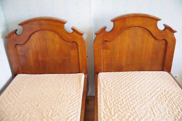 Две антикварные кровати из массива ореха и красного дерева в Санкт-Петербурге фото 6