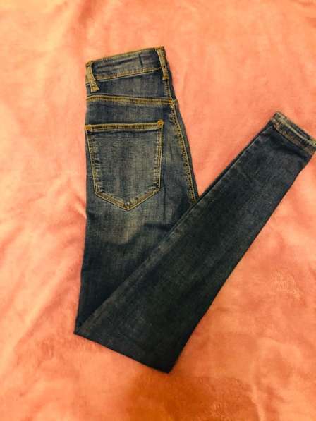 Стильные джинсы в фото 6