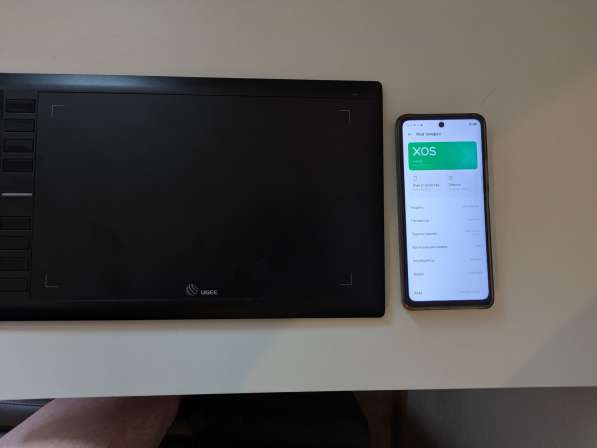 Смартфон Infinix и графический планшет