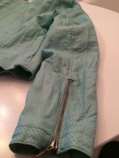 Женская кожаная куртка Guess 943-15 в Санкт-Петербурге фото 3