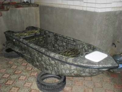 пластиковую лодку