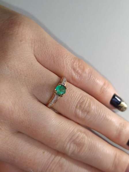 Золотое кольцо с бриллиантами и изумрудом в Москве фото 4