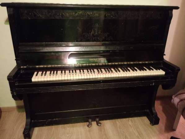 Пианино черного цвета фабрики «Красный Октябрь»