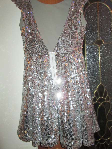 Платье нарядное серебристое. паетки блестящие 40 размера в 