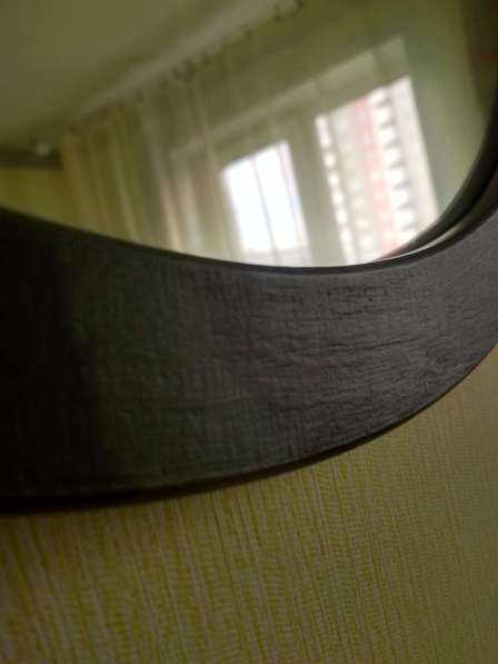 Круглое зеркало в деревянной раме 70 см в фото 5