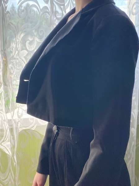 Укороченный женский черный пиджак в Москве фото 4