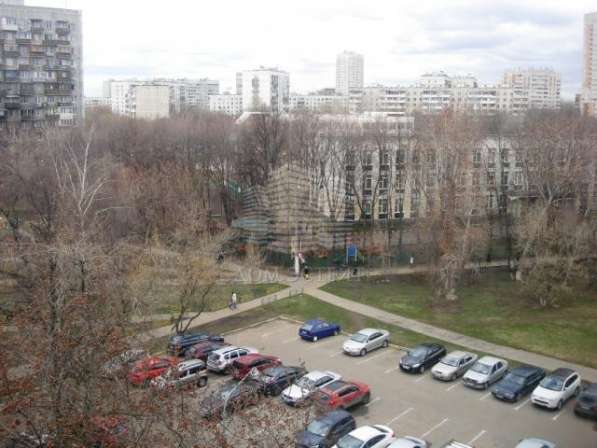 Продам четырехкомнатную квартиру в Москве. Жилая площадь 63 кв.м. Этаж 7. Есть балкон.