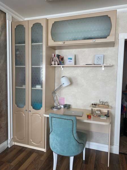 Письменный стол с подвестными полками в Санкт-Петербурге