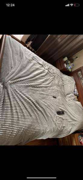 Кровать двуспальная, шкаф и тумбочка