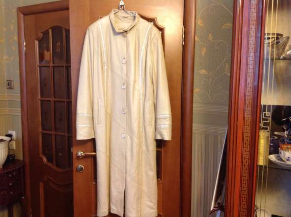 Кожаное пальто, молочного цвета, длинное, 48 размер