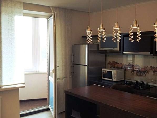 Сдам однокомнатную квартиру в Ростове-на-Дону. Этаж 5. Есть кухонная мебель, холодильник.