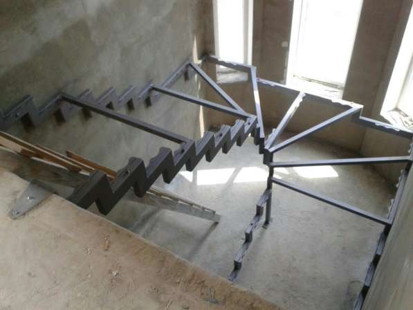 Лестницы на металлокаркасе под заказ в фото 14