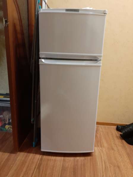 Холодильник б/у, высота 1,2см. в хорошем состоянии
