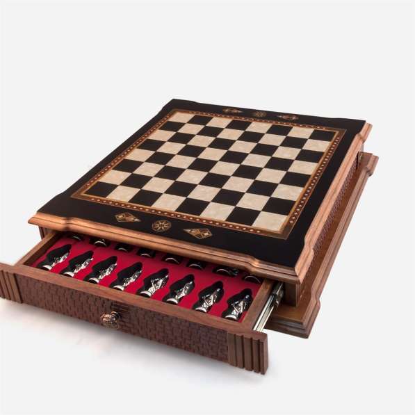 Деревянная шахматная доска ручной работы "крепость" в фото 7