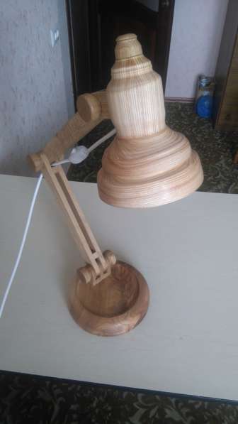 Лампа настольная из дерева в фото 3