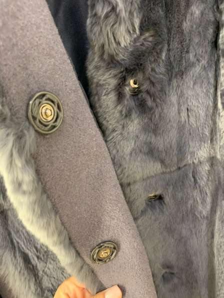 Демисезонное пальто с натуральным мехом в Иркутске