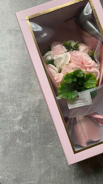 Фиолетовый и розовый букет в коробке в Москве фото 3