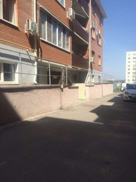 Продам трехкомнатную квартиру в Ростов-на-Дону.Жилая площадь 56 кв.м.Дом кирпичный.Есть Балкон.