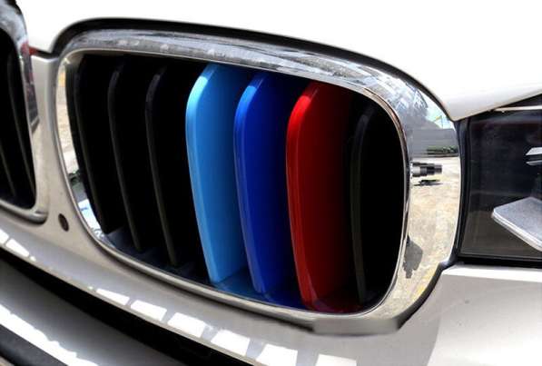 Вставки триколор в решётку BMW X6 F16
